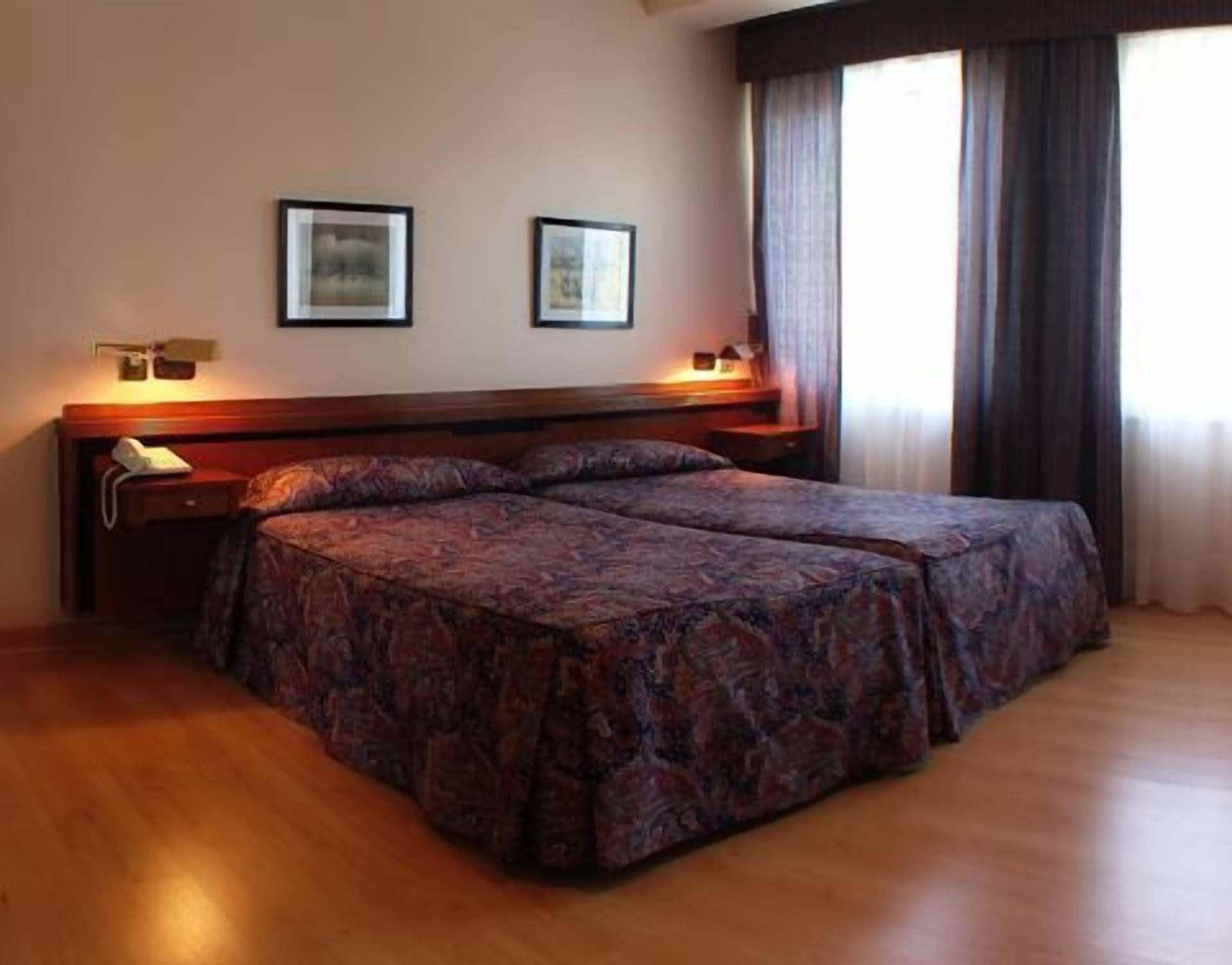 Hotel Las Sirenas Viveiro Habitación foto
